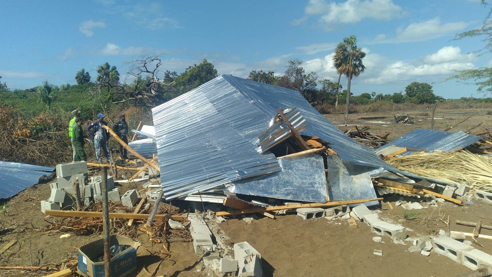 Medio Ambiente desmonta caseta construida de manera ilegal en Las Dunas