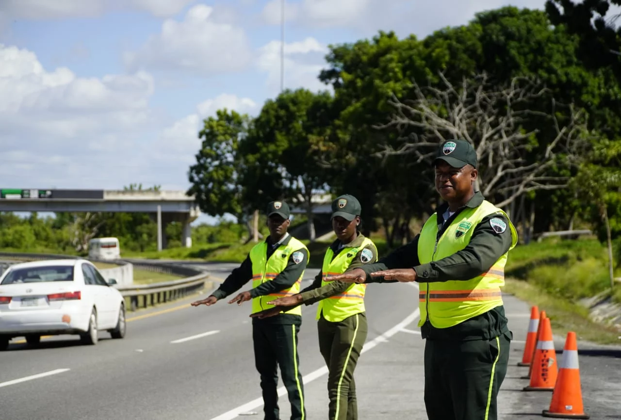 Obispo de Higüey y y defensor Derechos Humanos felicitan labor DIGESETT en operativo Altagraciano