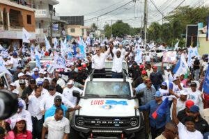 Abinader encabeza caravanas en Villa Altagracia, El Carril, Haina y San Cristóbal