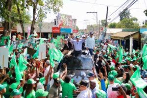 Leonel Fernández realiza recorrido en el municipio de La Victoria