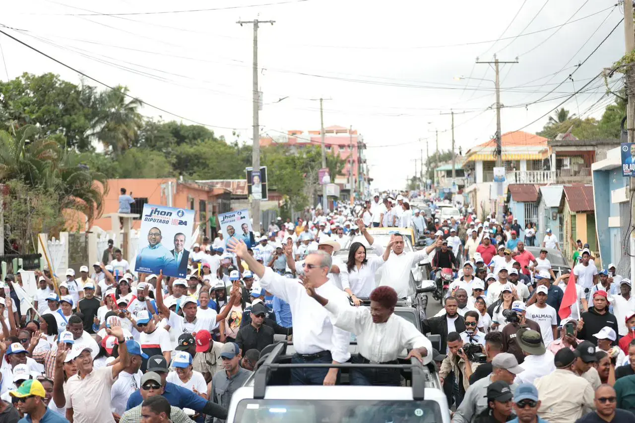 Luis Abinader encabeza caravana con candidatos municipales de Monte Plata