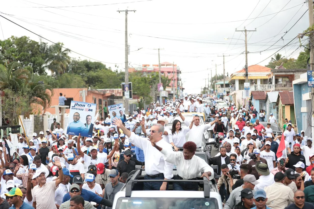 Luis Abinader encabeza  caravana con candidatos municipales de Monte Plata