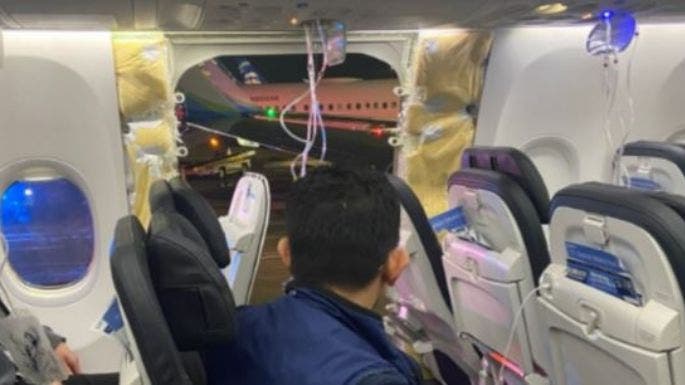 Avión pierde parte de su fuselaje en pleno vuelo y aterriza a salvo