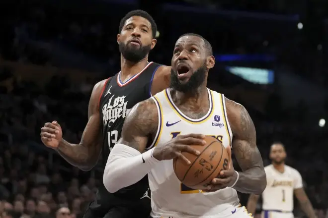 LeBron James anota 25 puntos, los Lakers vencen a los Clippers