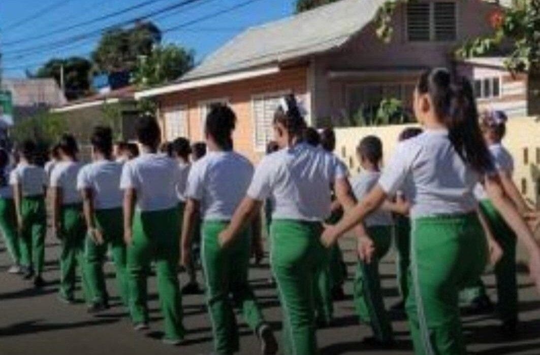 Colegio ofrece disculpas por consigna de estudiantes en desfile por conmemoración del natalicio de Duarte