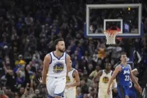 Curry anota 36 puntos y los Warriors superan al Magic