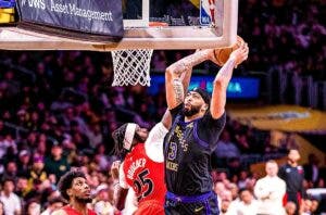 En gran noche de Anthony Davis Lakers vencen a Toronto