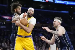 Davis y los Lakers superan el triple-doble de Doncic y vencen a Dallas