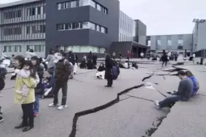 Japón activa alerta por tsunami tras una serie de sismos muy potentes en la costa noroeste