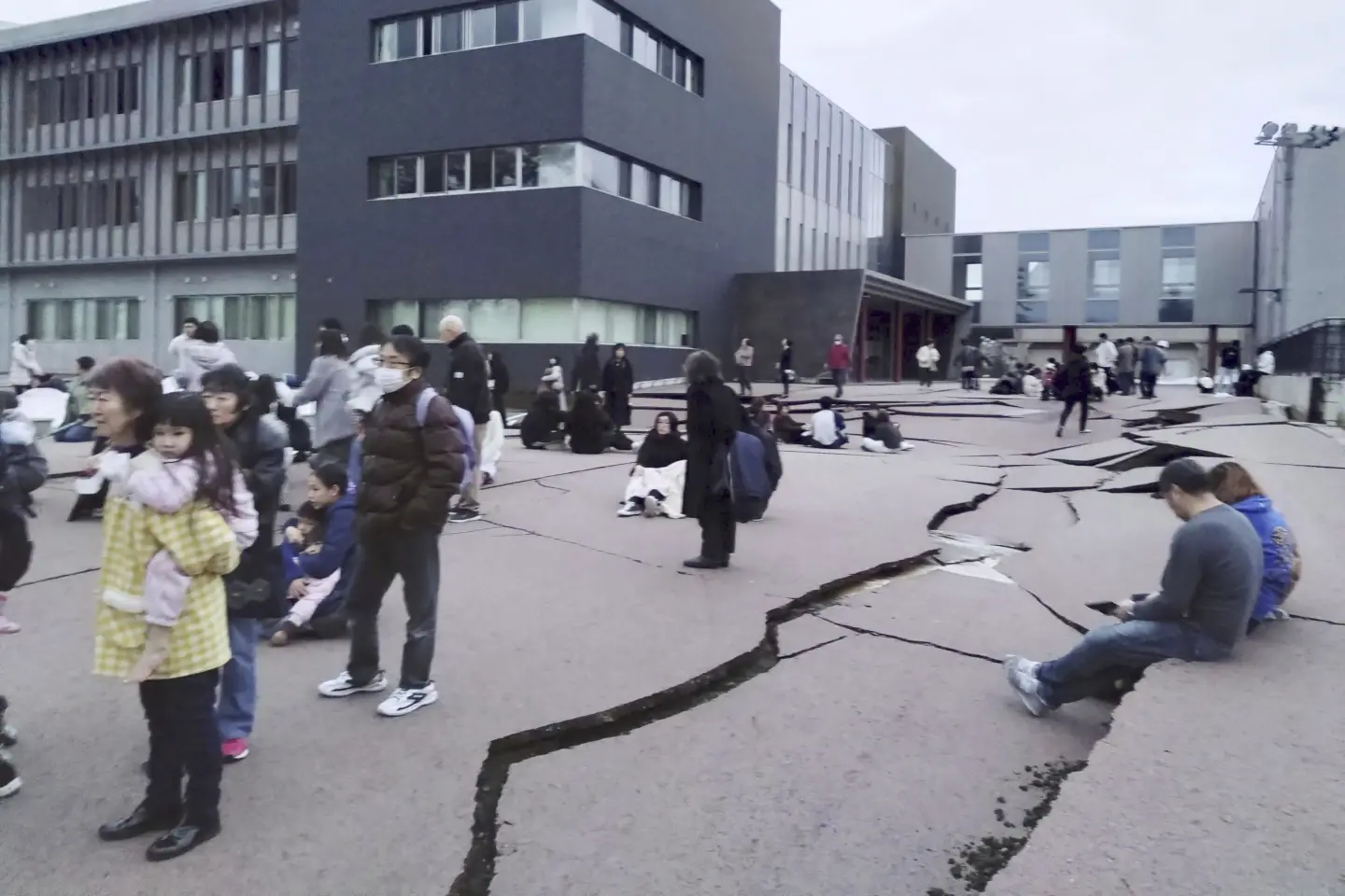 Japón activa alerta por tsunami tras una serie de sismos muy potentes en la costa noroeste