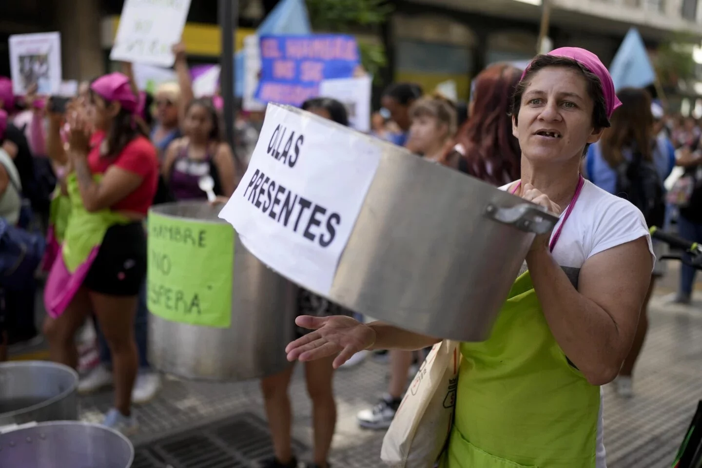 Organización social reclama ayudas para comedores ante el hotel donde reside el presidente argentino