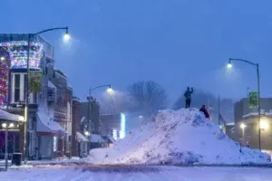 Tormenta invernal deja a miles de personas sin electricidad en noreste de EEUU