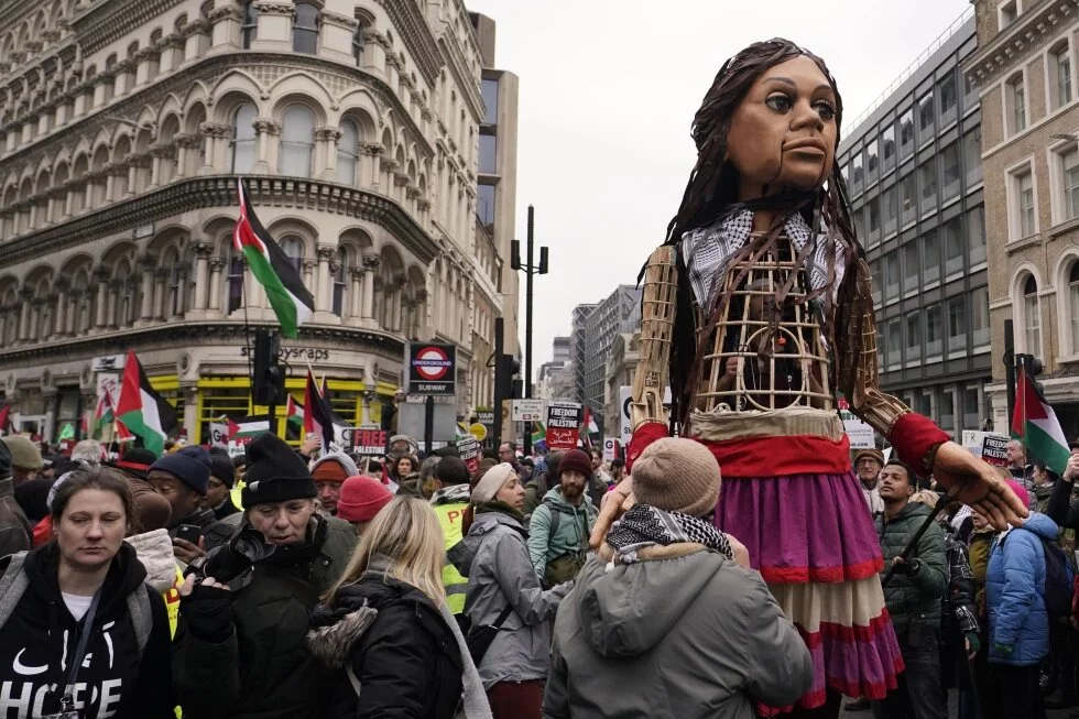 Miles marchan en Londres, París y Roma en apoyo a los palestinos