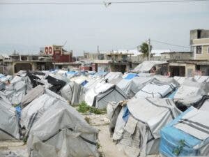 Centenares mal viven en campamentos 14 años después del devastador terremoto en Haití