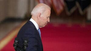 Sondeo muestra caída en apoyo a Biden entre latinos y afroamericanos