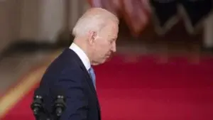 Sondeo muestra caída en apoyo a Biden entre latinos y afroamericanos