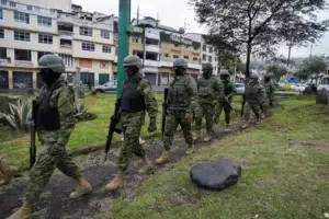 Liberan a 41 funcionarios de prisiones y 136 siguen de rehenes en cárceles de Ecuador