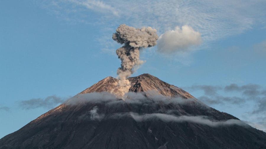 El volcán ecuatoriano Sangay arroja ceniza y derrama material magmático por su cráter