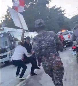 Arrestan al médico Wazar Gómez porque caminaba con un cartel cuestionando al presidente Abinader