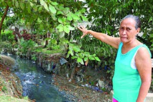 En Villa Mella claman encache y limpieza cañada que los enferma