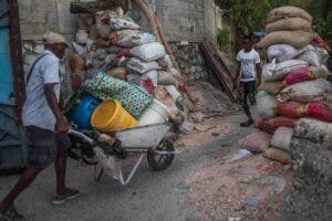 Ante la falta de seguridad, los haitianos se atrincheran tras barreras gigantescas