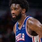 La NBA suspende por tres partidos a Joel Embiid de los 76ers por empujar a un columnista de periódico