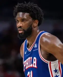 La NBA suspende por tres partidos a Joel Embiid de los 76ers por empujar a un columnista de periódico