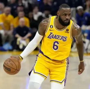 LeBron sale en defensa de su hijo Bronny James