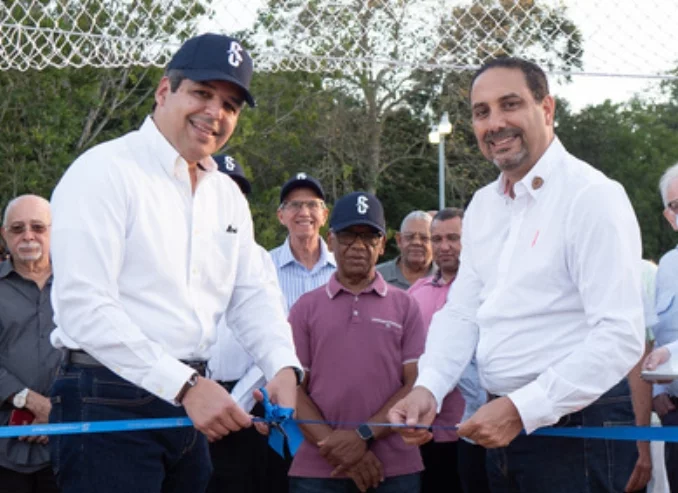 José Luis Ventura y Francisco Rodríguez cortan cinta que oficializa la inauguración.