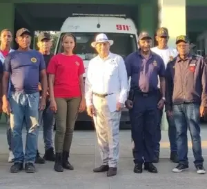 El restaurante La Chivería dona  uniformes a bomberos