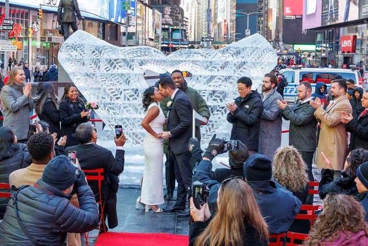 San Valentín en Times Square- bodas, pedidas de mano y renovación de votos de amor eterno