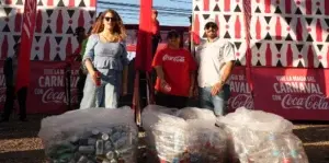 La alegría del Carnaval Vegano  es mejor con la bebida Coca-Cola