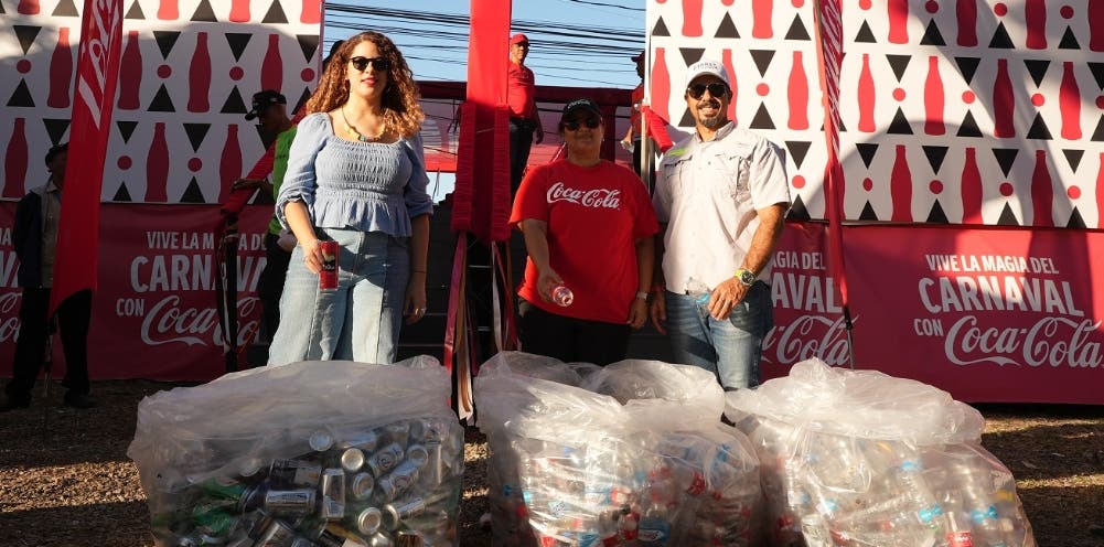 La alegría del Carnaval Vegano  es mejor con la bebida Coca-Cola