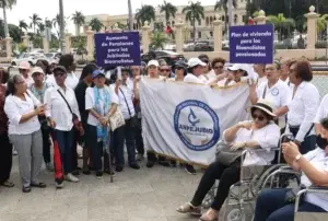 Bioanalistas pensionados protestan por aumento