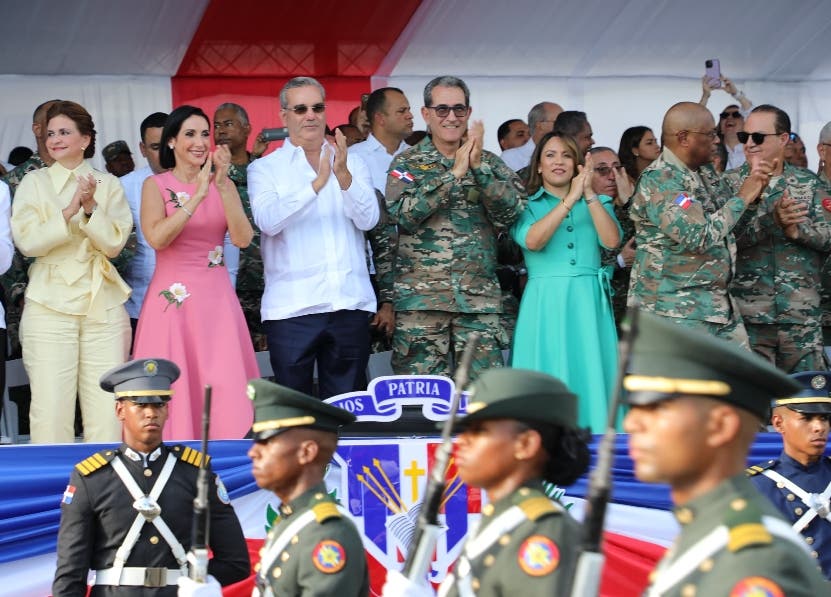 Desfile militar muestra su respeto hacia la patria
