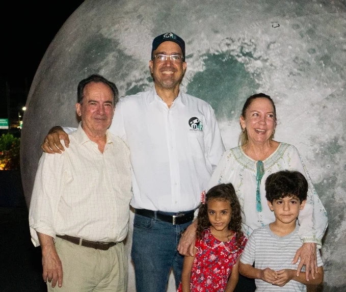 Fernando García, Monse Méndez García junto a sus nietos y Manuel Grullón.
