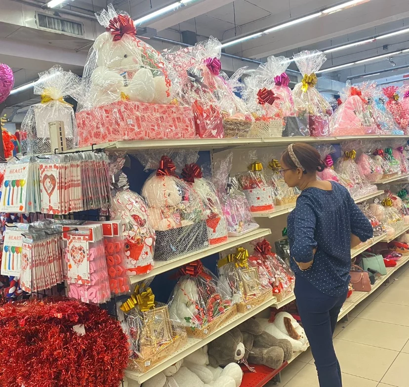 Comercios se preparan para el Día del Amor y la Amistad