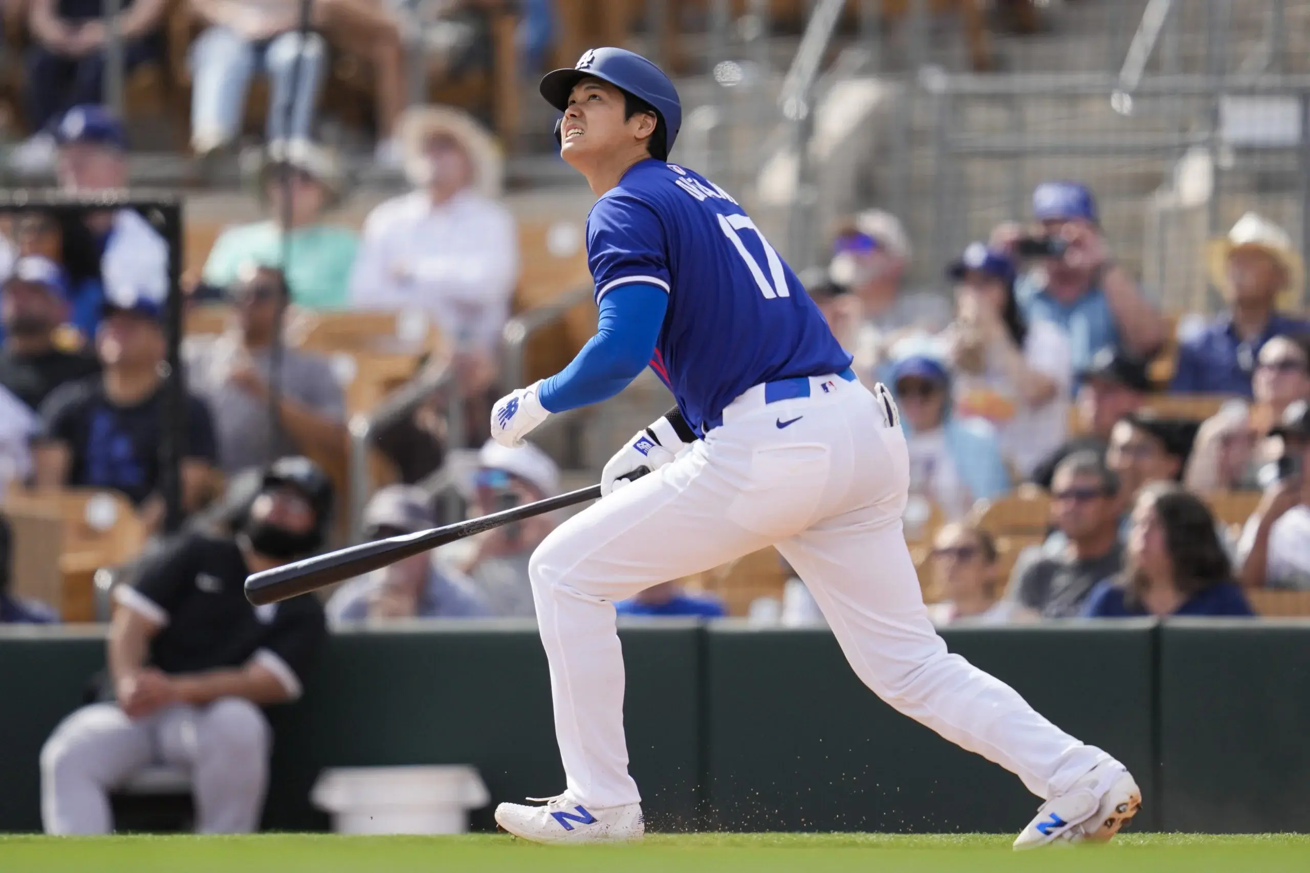 Shohei Ohtani batea jonrón de 2 carreras en su debut de pretemporada con Dodgers