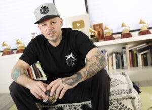 Residente toma enfoque maximalista en “Las letras ya no importan”