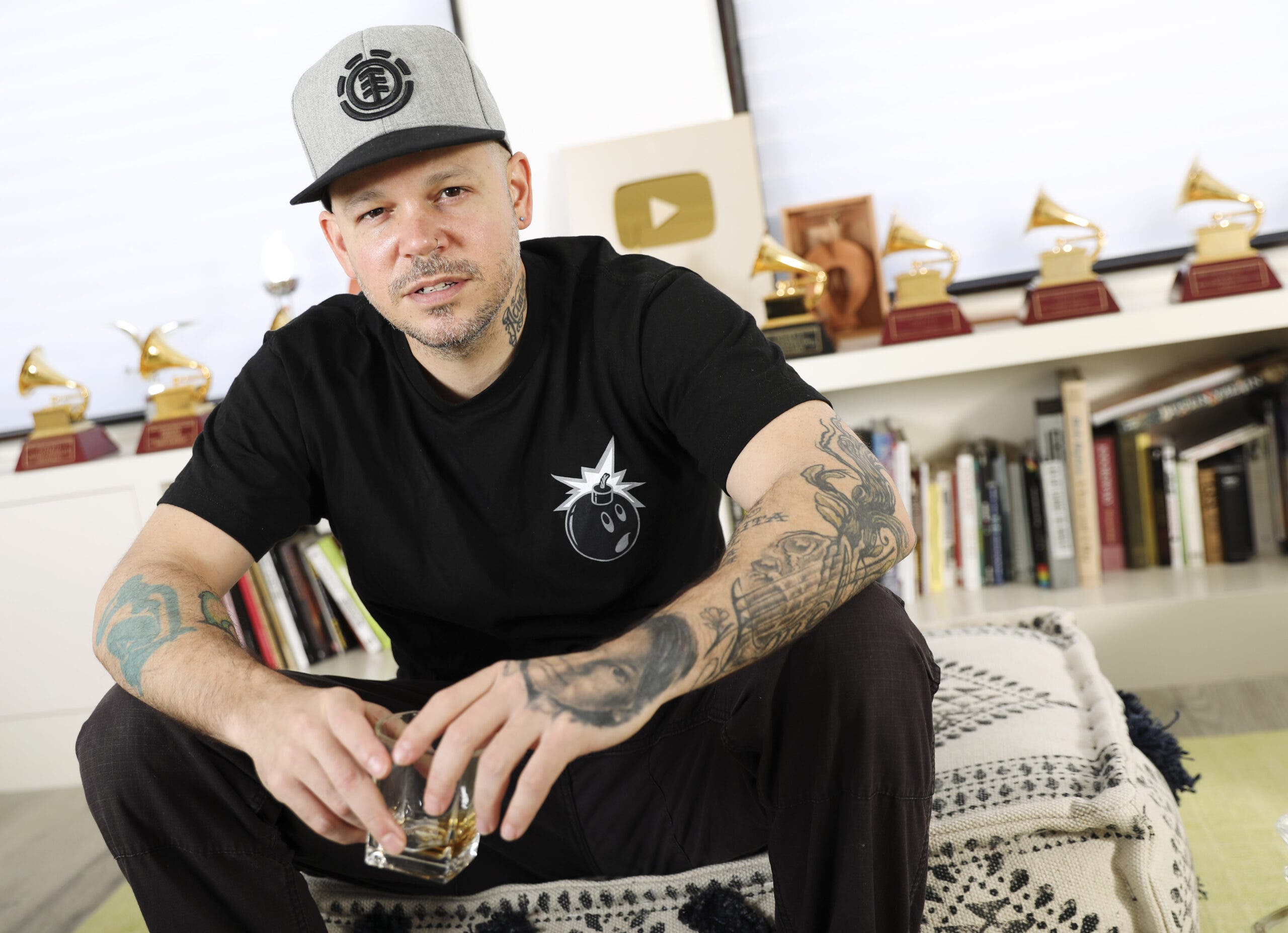 Residente toma enfoque maximalista en “Las letras ya no importan”