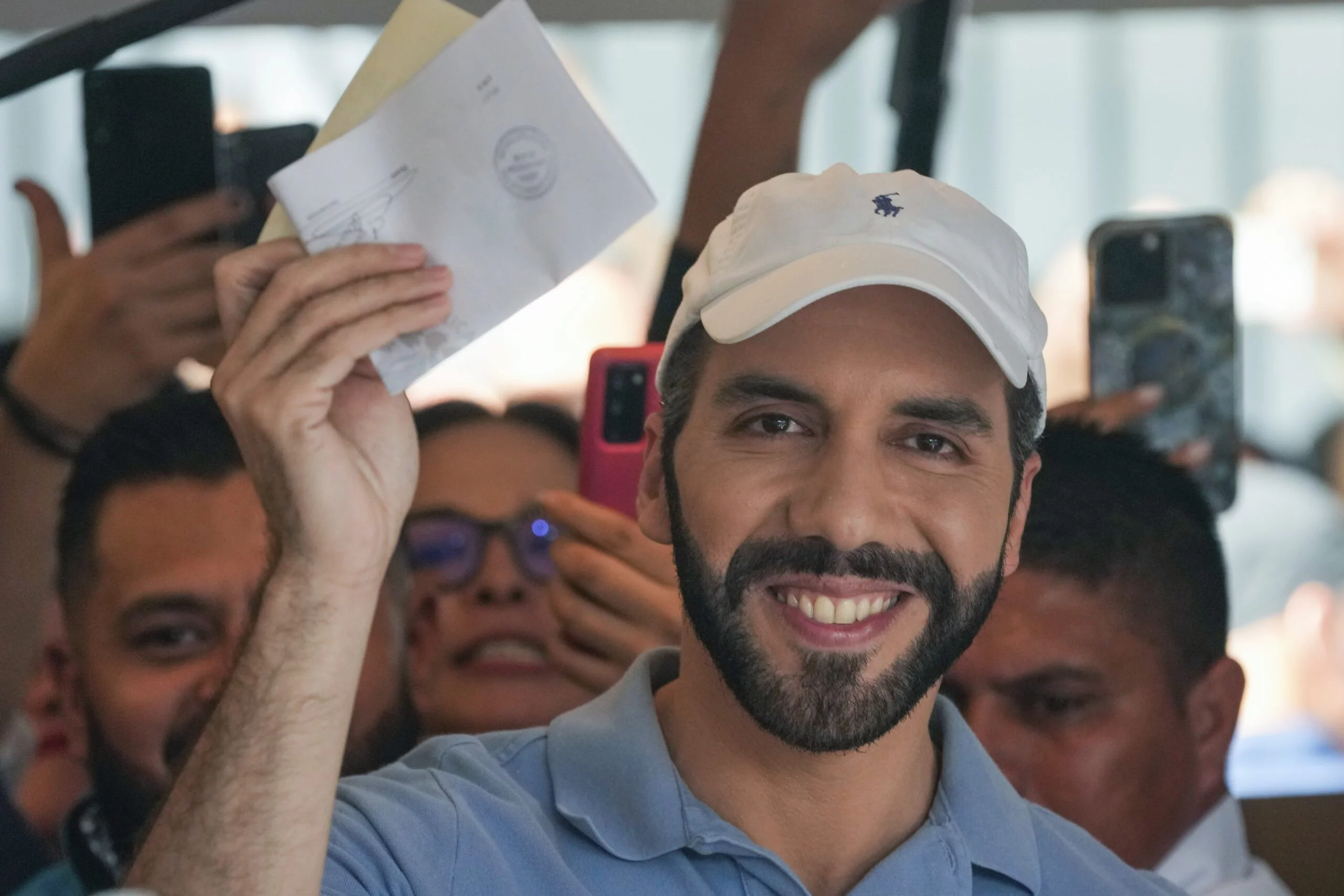 El presidente de El Salvador, Nayib Bukele, vota para su reelección inmediata