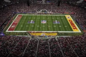 Super Bowl: Los fans de Chiefs y 49ers tiñen de rojo el Allegiant Stadium de Las Vegas