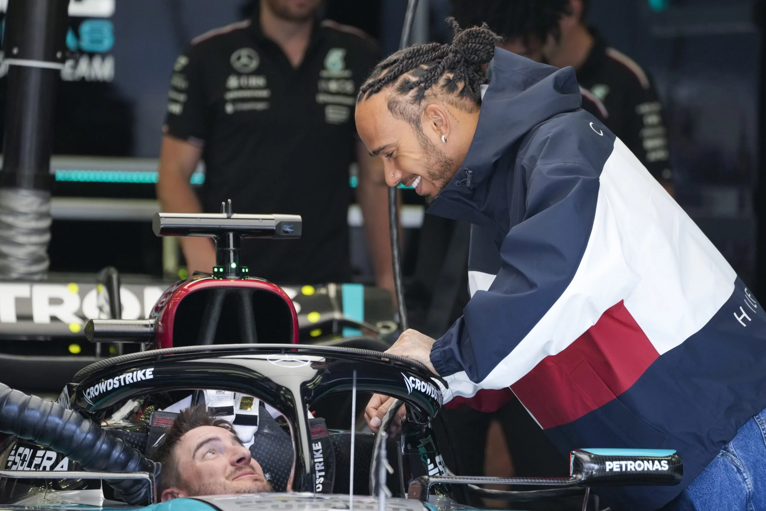 Hamilton manda, Mercedes avisa y Alonso se apunta a la fiesta en los segundos libres