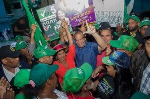 Carlos Guzmán recibe apoyo de comunitarios en Sabana Perdida