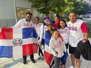 El mal tiempo no frena a los seguidores mexicanos y dominicanos del béisbol en Miami