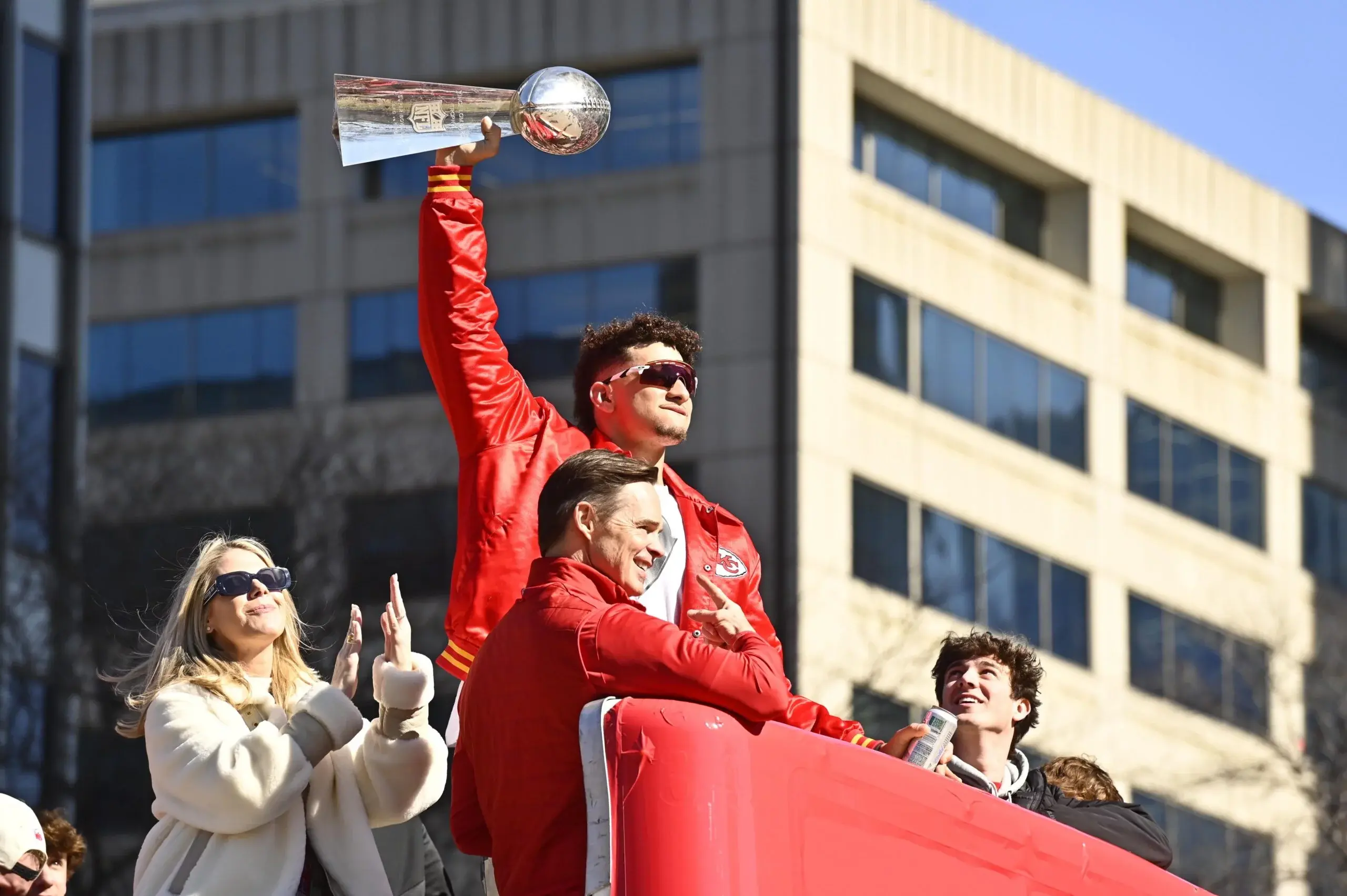 Mahomes y Chiefs piden oraciones por víctimas de tiroteo tras el desfile de la victoria