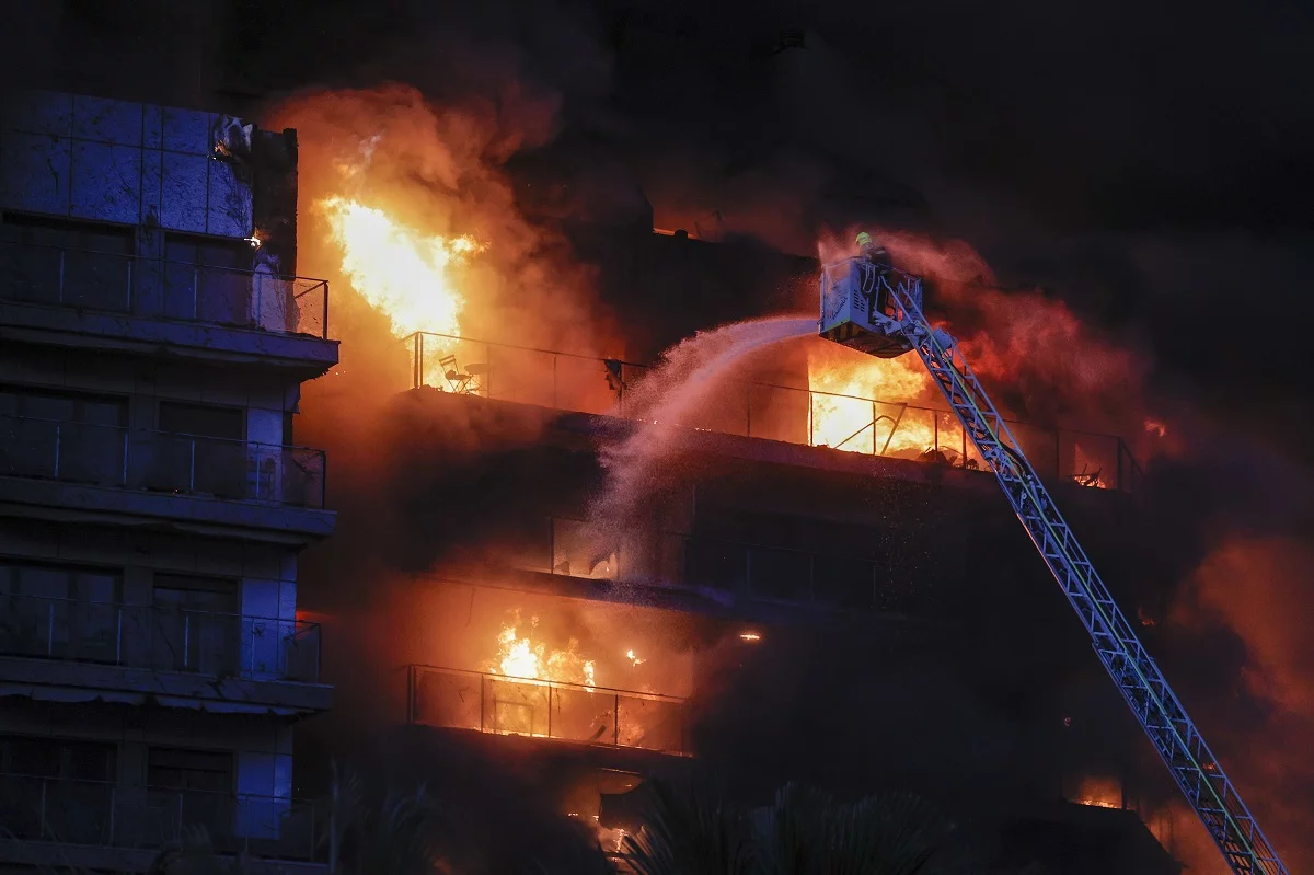 Un gran incendio devora un edificio de viviendas en la ciudad española de Valencia