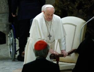 El papa acude a un hospital de Roma para una visita médica por su gripe