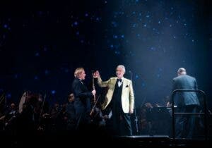 La voz de Andrea Bocelli llena Santo Domingo en un concierto con la Filarmónica