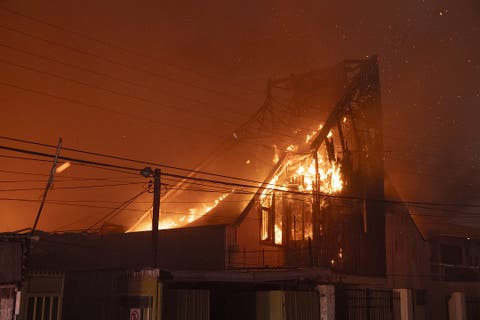 Chile reporta 112 muertos y más de 3,000 casas afectadas por incendios